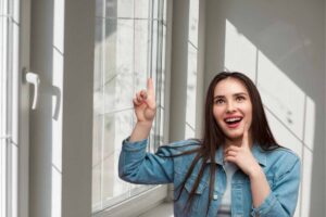 Donna dito alzato, finestra