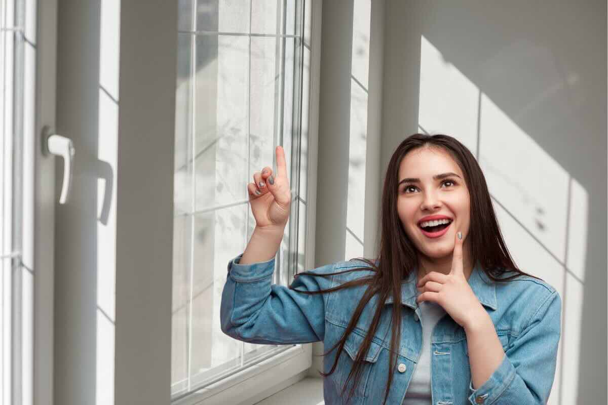 Donna dito alzato, finestra