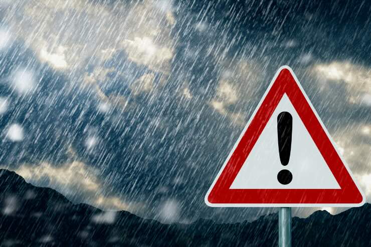 neve e segnale pericolo