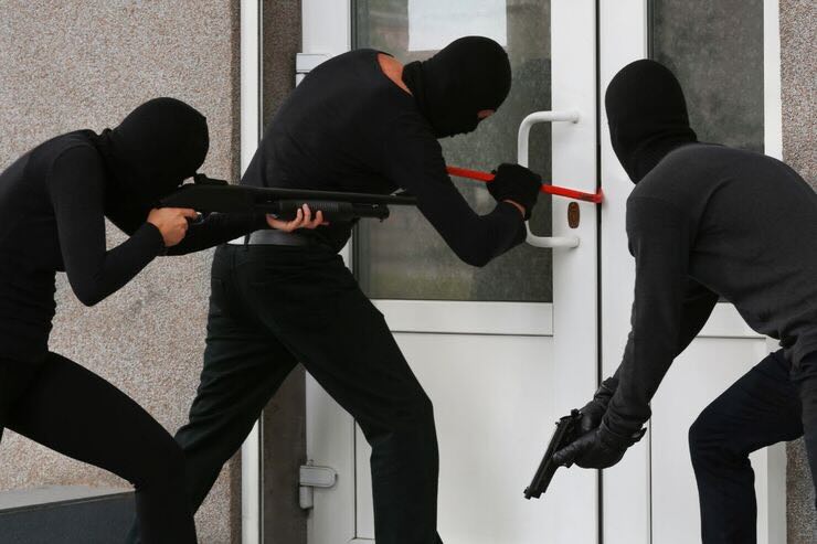 Ladri aprono la porta 