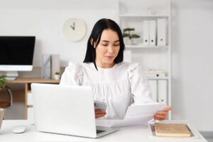 Donna con PC e documento