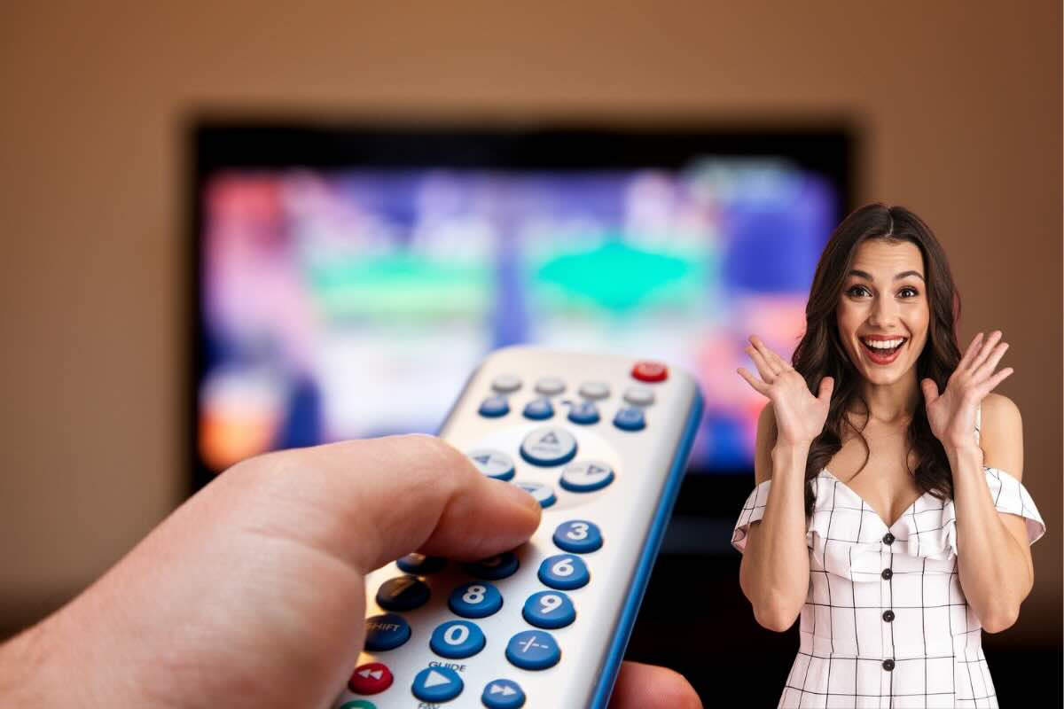 televisione, telecomando e donna felice