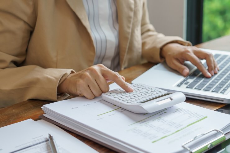 digitare su calcolatrice