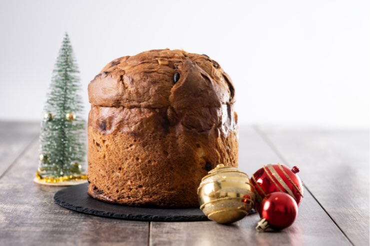 panettone, alberello natale e palline
