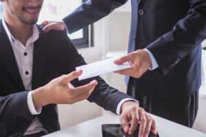 Passaggio di busta da mano a mano