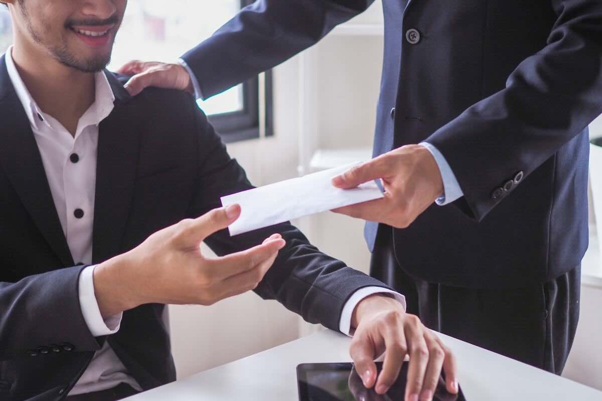 Passaggio di busta da mano a mano