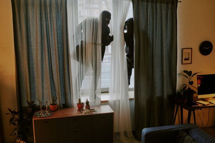 Ladri entrano da finestra, tende 