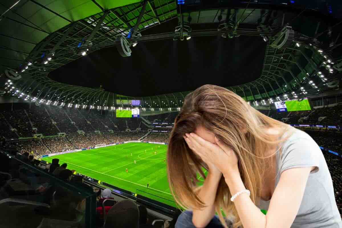 Donna piange affranta, stadio