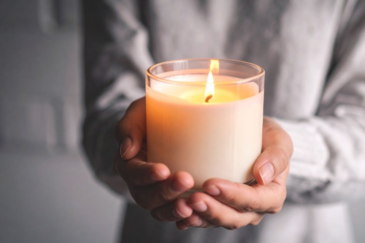 donna con candela accesa