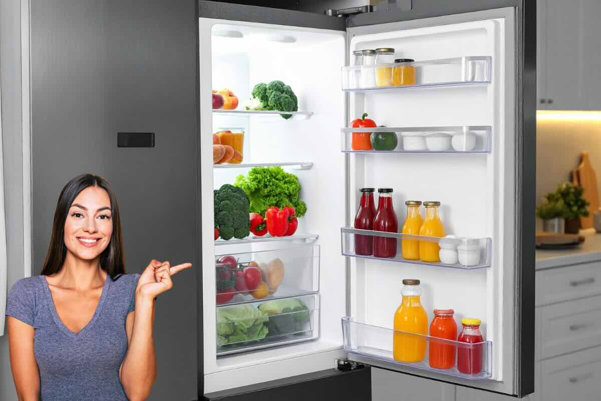 frigo aperto e donna che indica