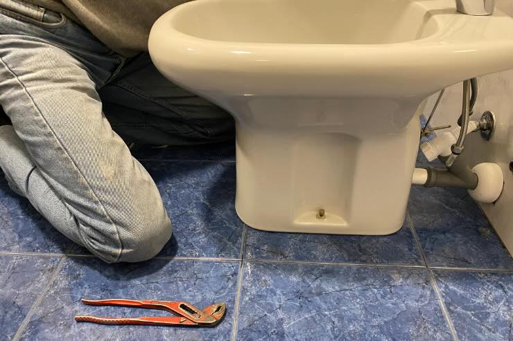 persona che aggiusta il bidet