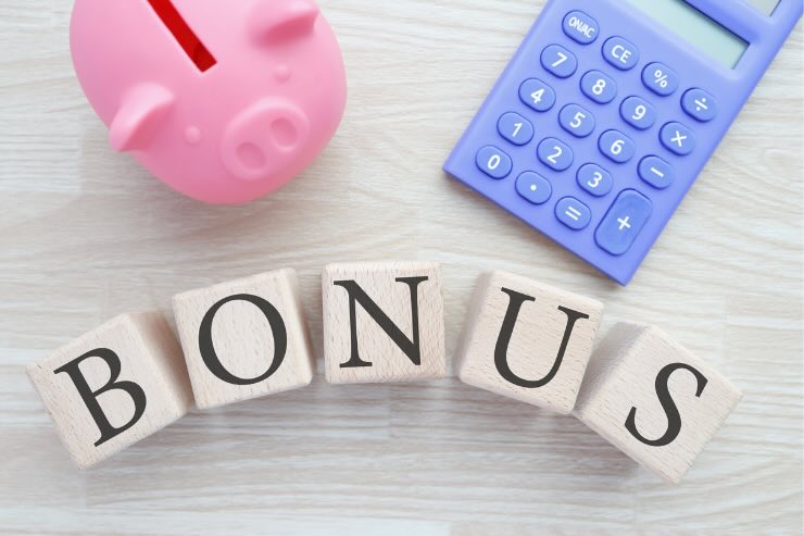 salvadanaio maialino, calcolatrice e scritta bonus