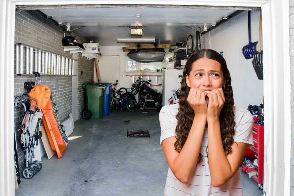 Donna spaventata, garage dietro di lei