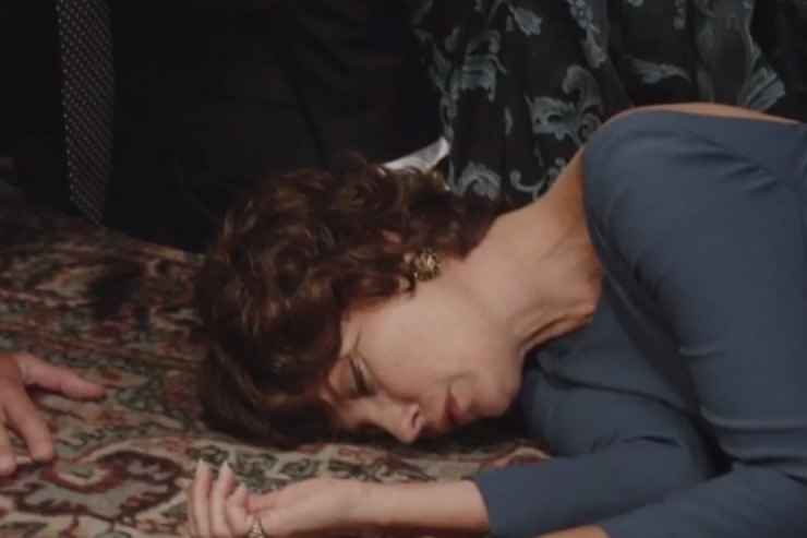 adelaide de il paradiso delle signore stesa a terra perché ha finto il suicidio