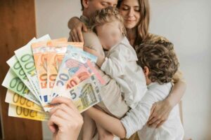 Banconote euro, famiglia abbraccio