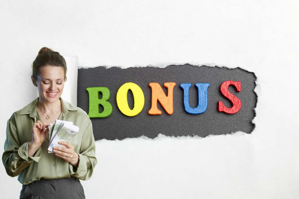 scritta bonus colorata e donna con banconote euro in mano