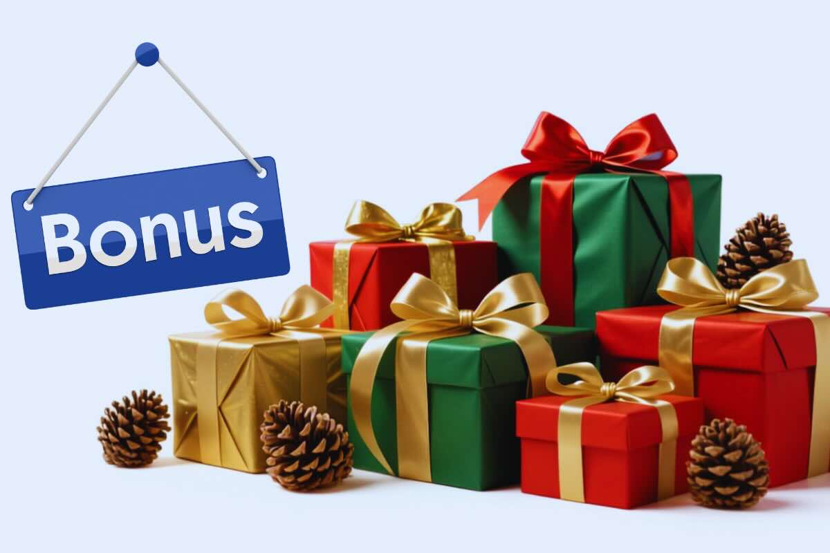 regali di natale verdi e rossi, pigne e scritta bonus