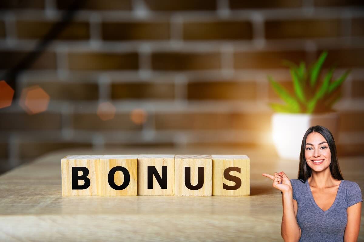 scritta bonus e donna che indica con il dito e pianta sullo sfondo