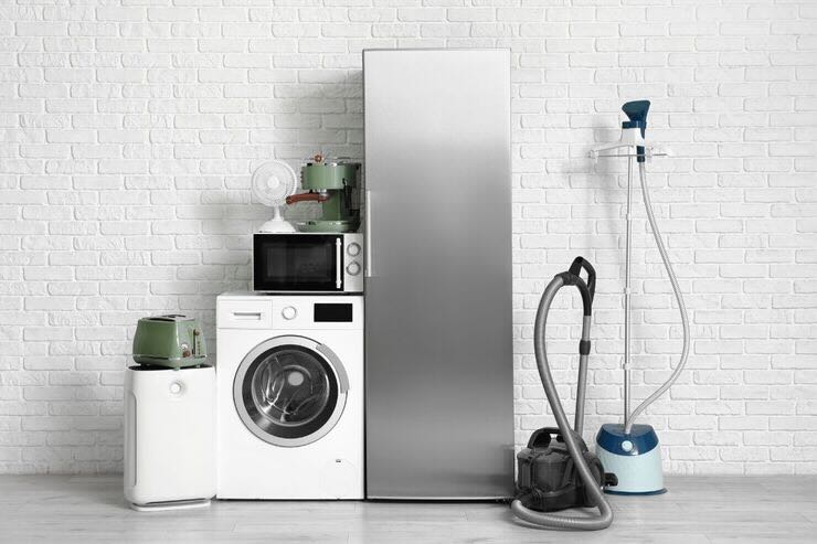Lavatrice, frigorifero, microonde, scopa, elettrodomestici grandi e piccoli
