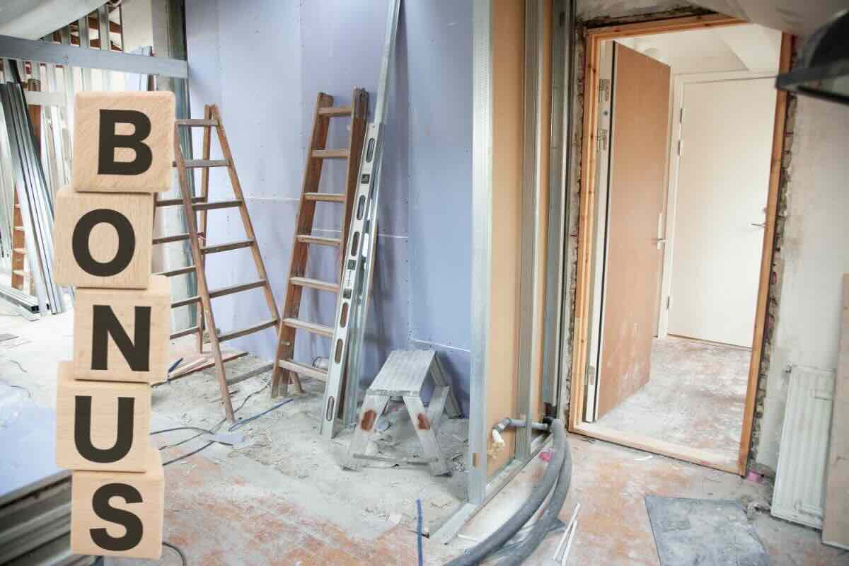 Casa in ristrutturazione, scritta bonus