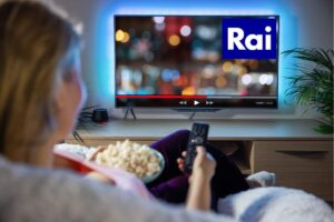 donna che guarda la tv con pop corn e simbolo rai