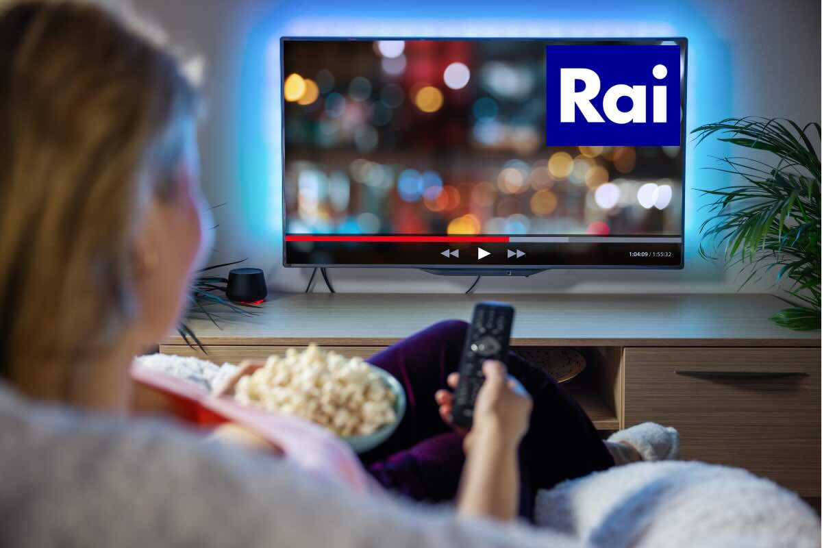 donna che guarda la tv con pop corn e simbolo rai