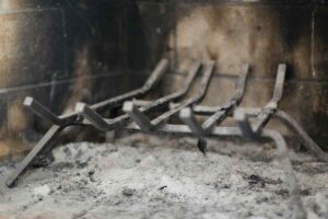 Interno di un camino con cenere