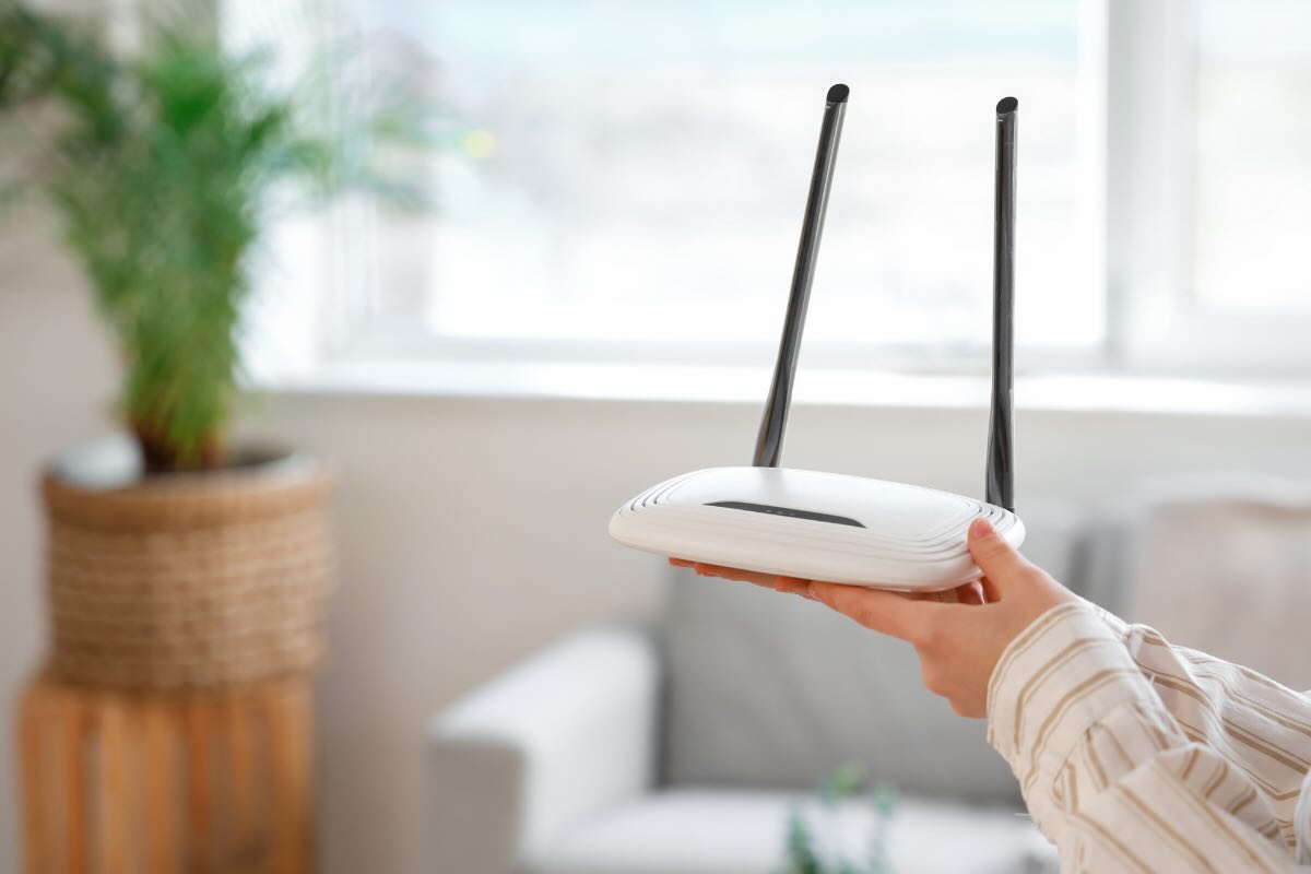 donna con modem bianco in mano