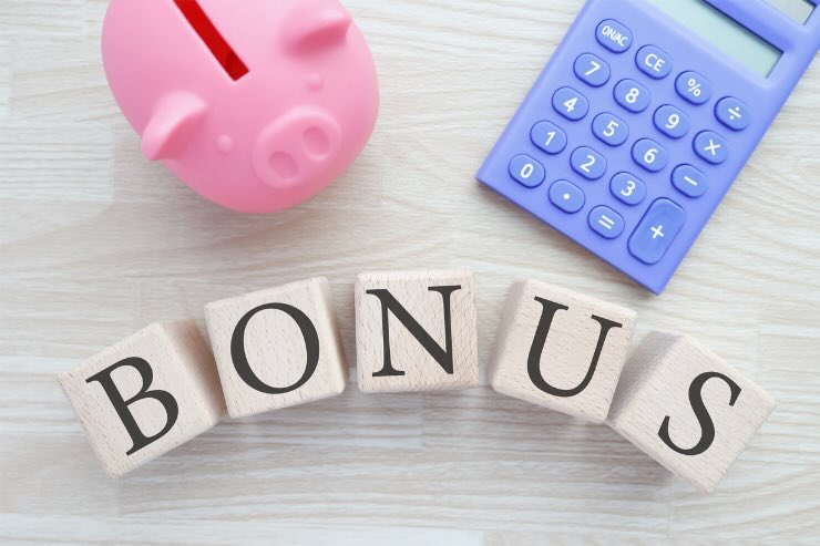 scritta bonus, calcolatrice, salvadanaio