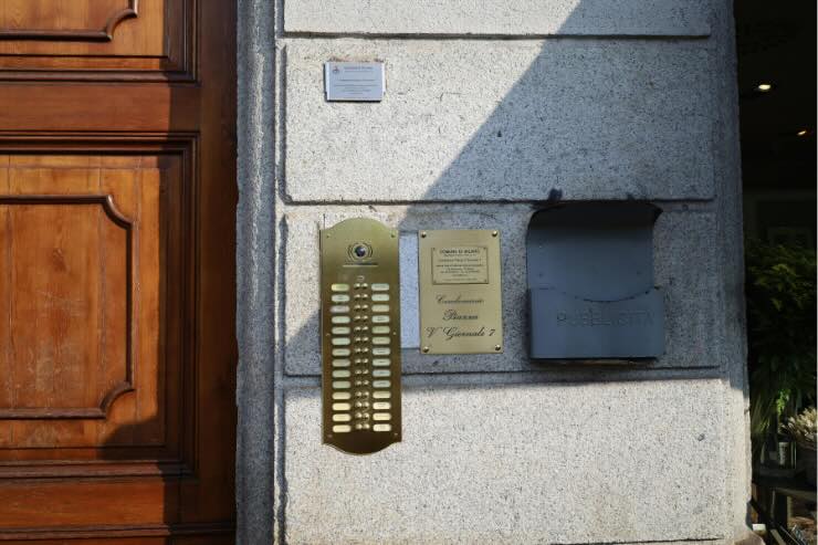 vecchio citofono con cassetta delle lettere 