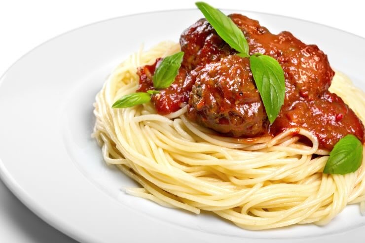spaghetti con sugo e polpette e foglia di basilico