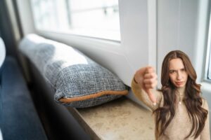 para spifferi e donna con pollice in giù