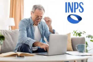 Uomo con occhiali da vista abbassati guarda il computer, logo INPS