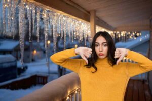 sfondo invernale e donna con pollici in giù