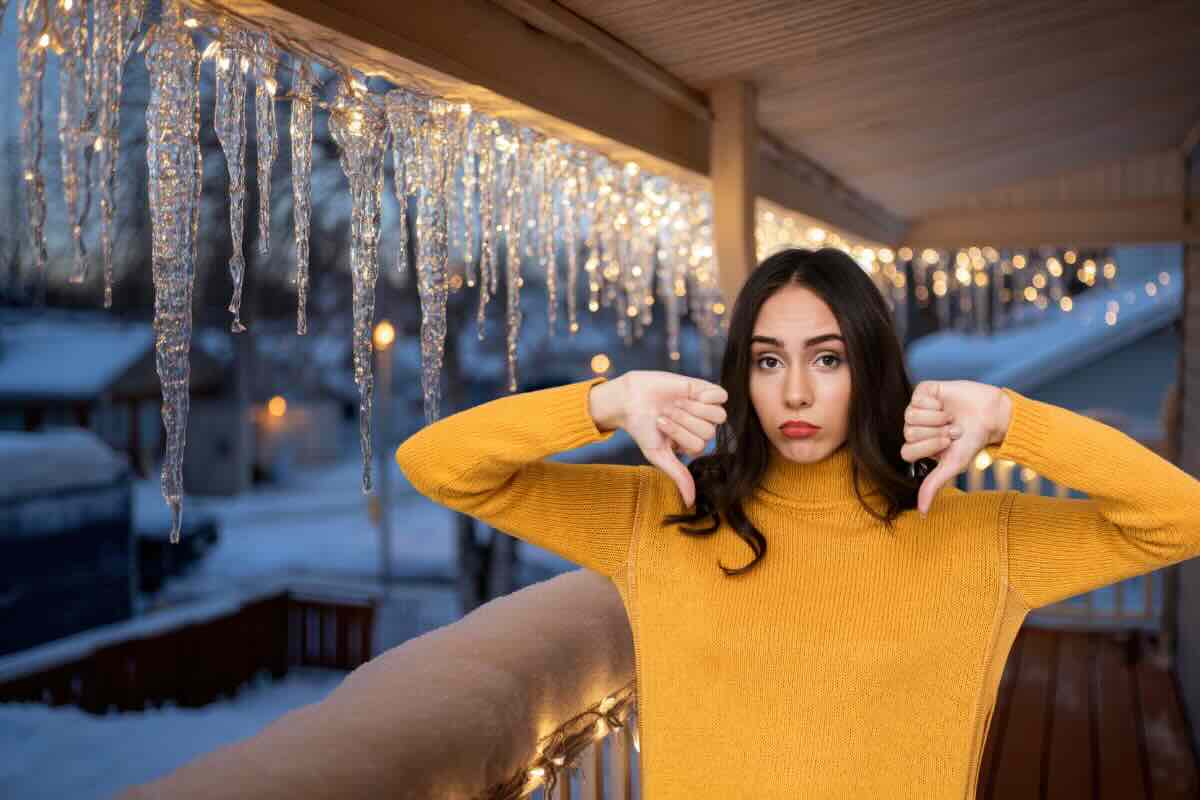 sfondo invernale e donna con pollici in giù