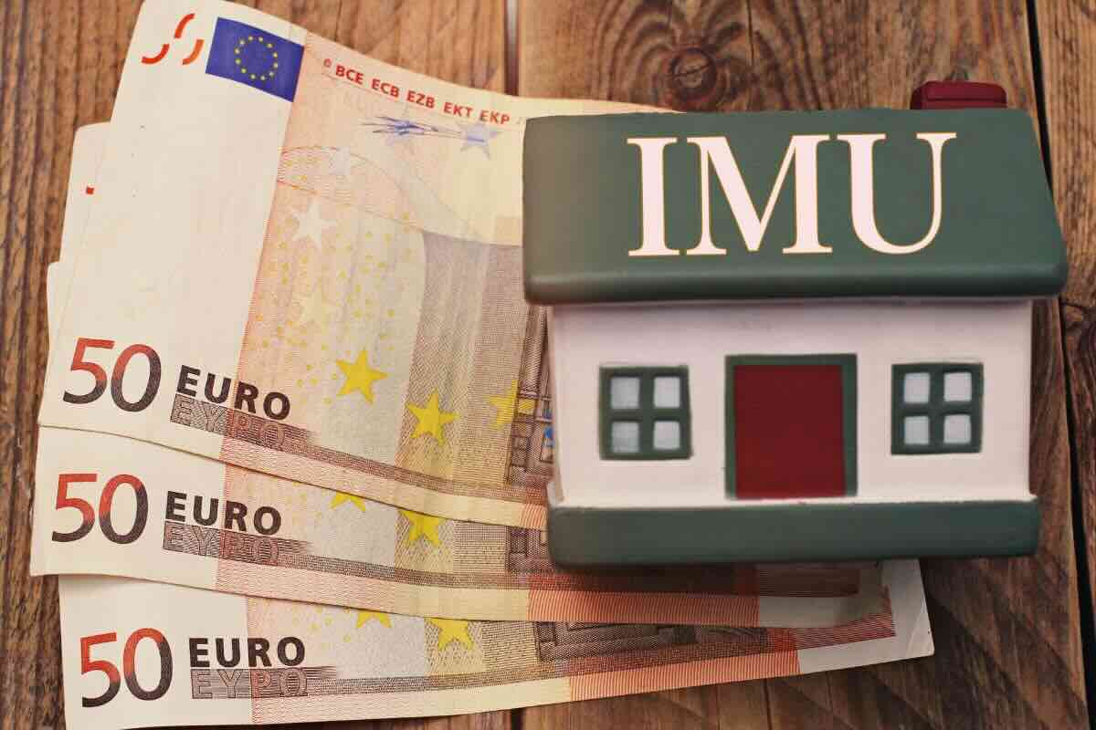 Casetta con scritto IMU, banconote 50 euro