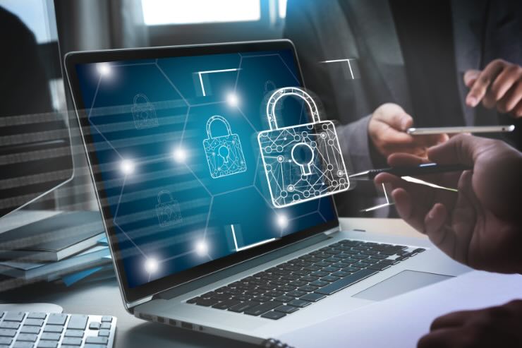 computer aperto con segnale lucchetto