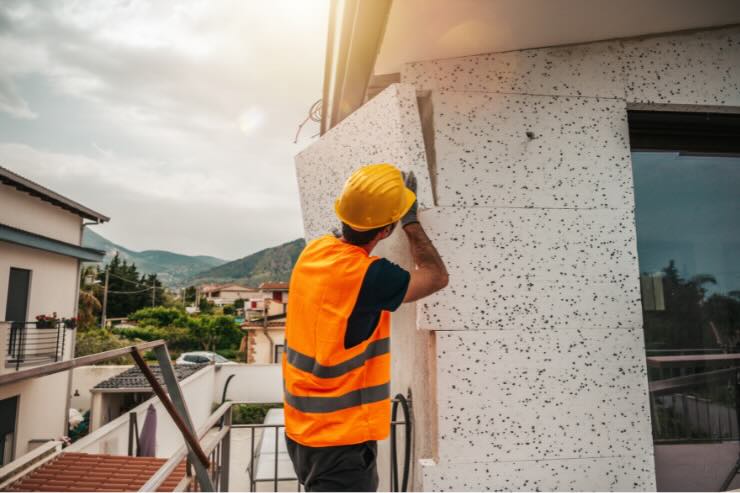 tecnico che aggiusta rivestimento casa 