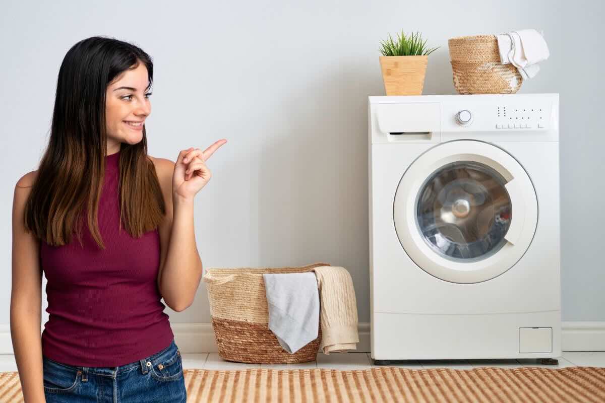 Donna indica lavatrice
