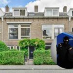 Facciata casa, arbusti e siepi all'ingresso, nel cerchio ladri con torce