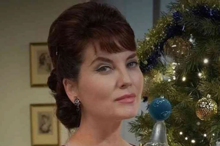 adelaide vicino albero di natale