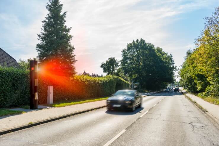 macchina che passa davanti all'autovelox 