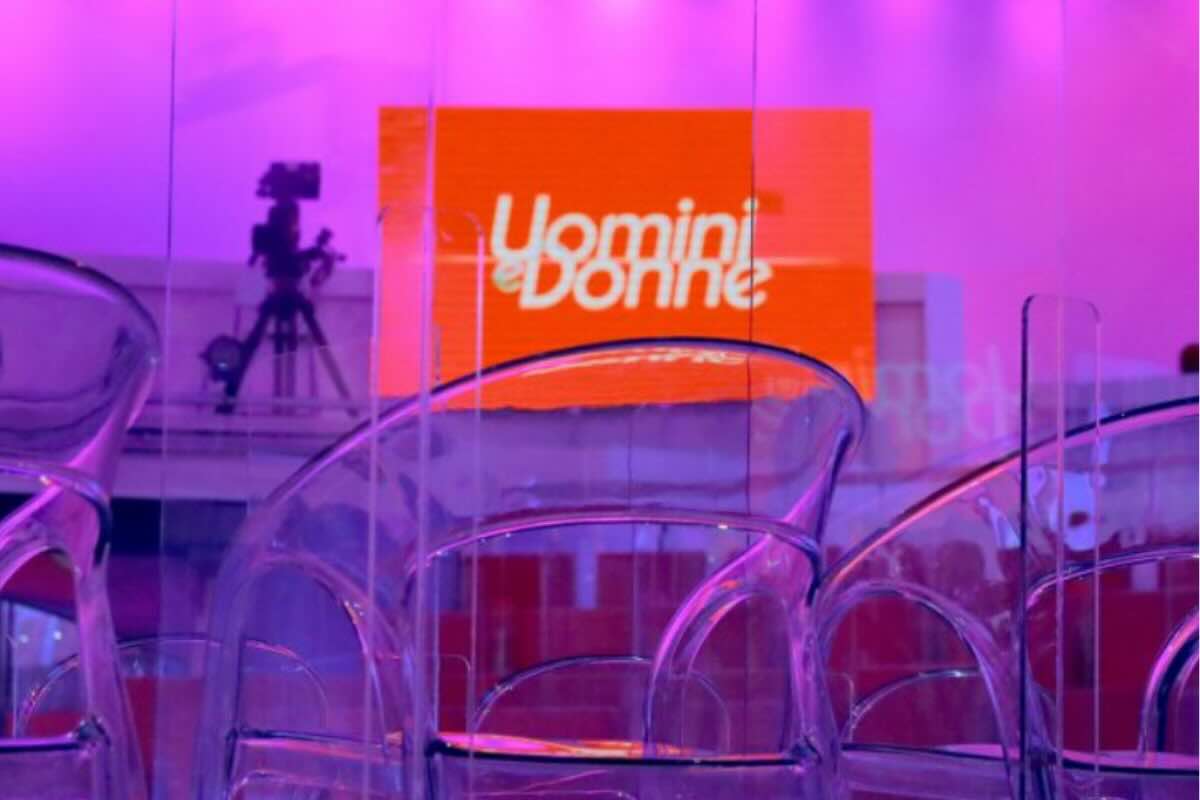 studio di uomini e donne con sedie