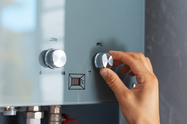 mano che gira manopola della caldaia