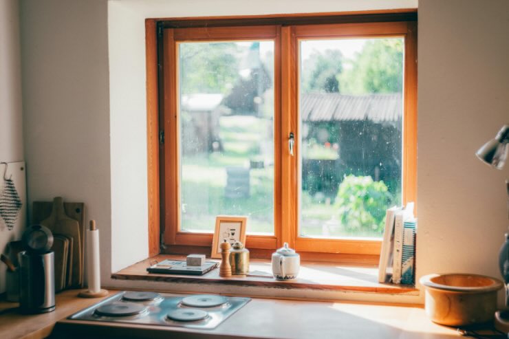 finestra di legno e davanzale con oggetti