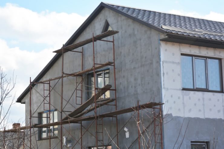 ponteggio davanti a casa grigia