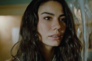 Farah, attrice con capelli ricci e sguardo triste