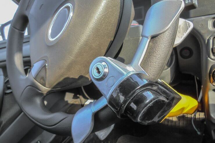 Dispositivo che blocca lo sterzo con sistema con chiave 