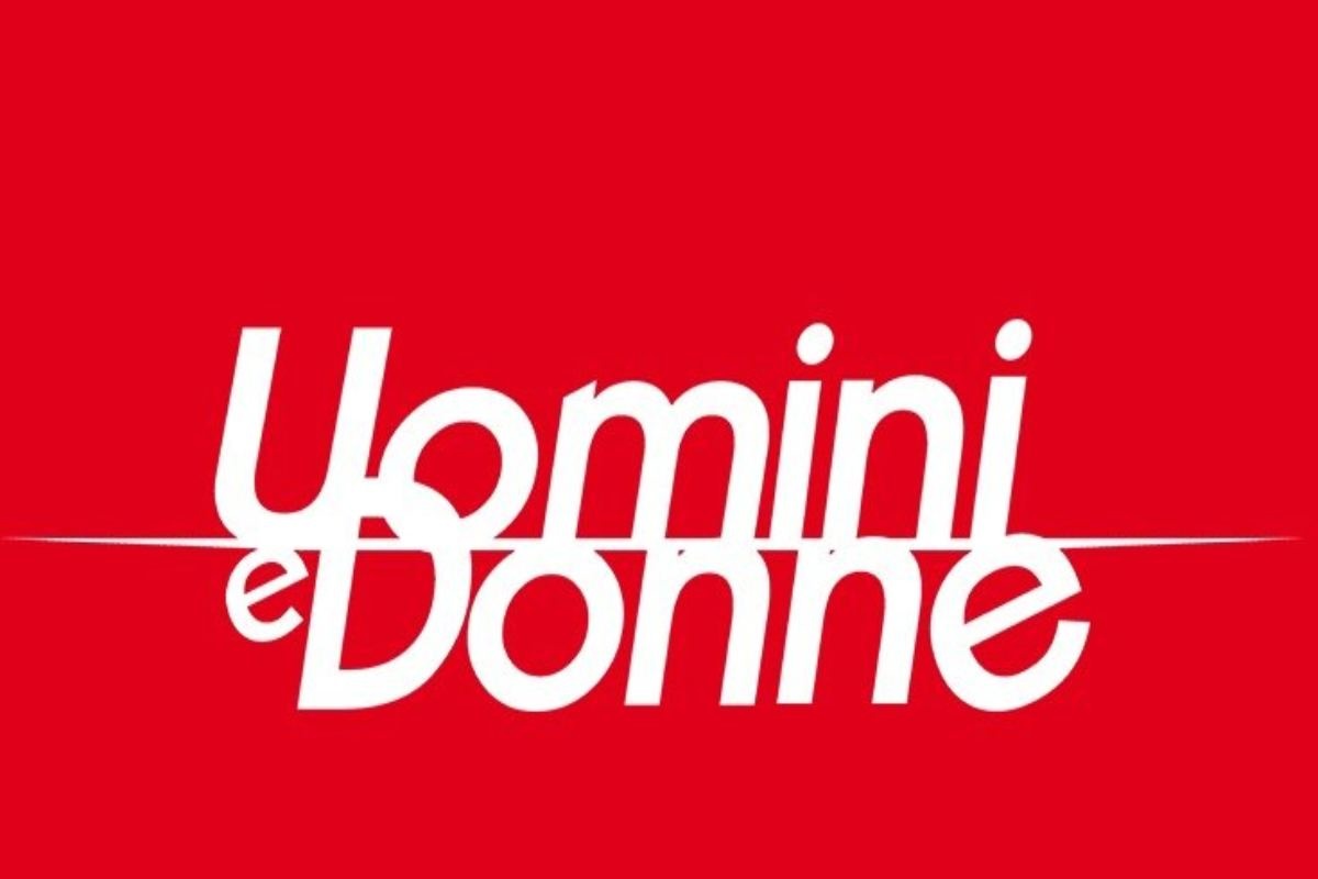 scritta uomini e donne su sfondo rosso