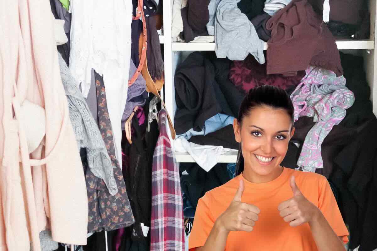 ammasso di vestiti e donna con i pollici in su 